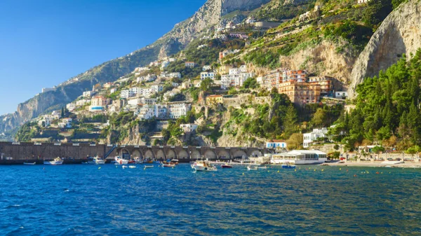 Vista de la costa de amalfi en el sur de Italia —  Fotos de Stock