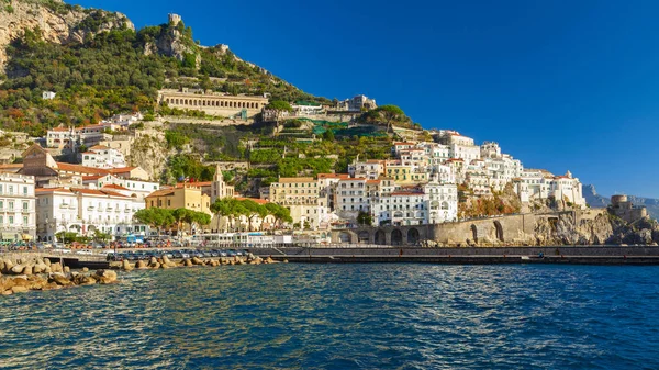 Amalfin rannikko näkymä Etelä-Italiassa — kuvapankkivalokuva