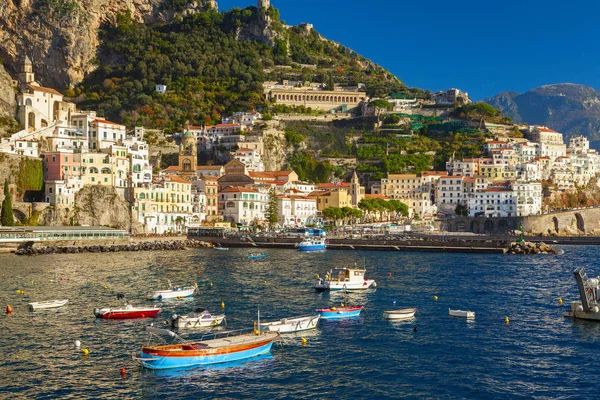 Vista de la costa de amalfi en el sur de Italia —  Fotos de Stock