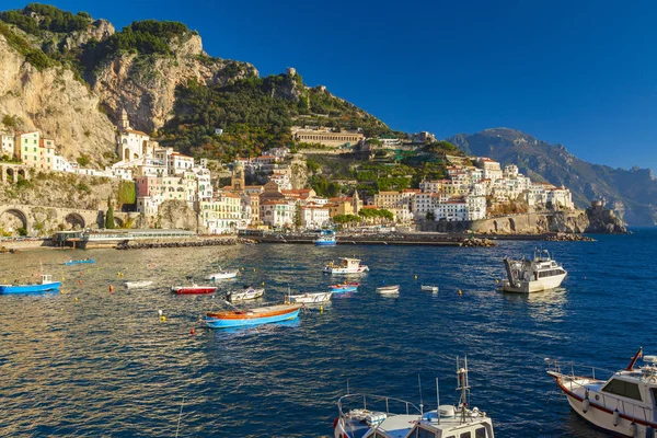Amalfi kust weergave in Zuid-Italië — Stockfoto