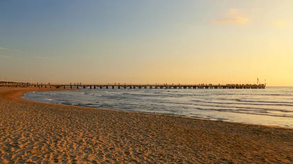 Forte dei marmi píer vista sobre o pôr do sol — Fotografia de Stock