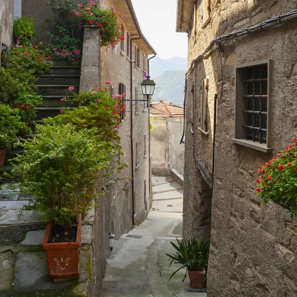 Callejón estrecho en un pequeño pueblo de tugurios — Foto de Stock