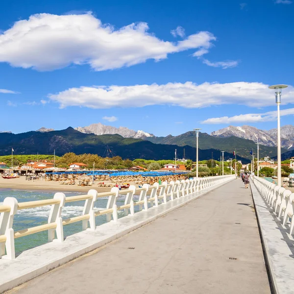 Forte dei marmi pier görünümü bir yaz gününde — Stok fotoğraf