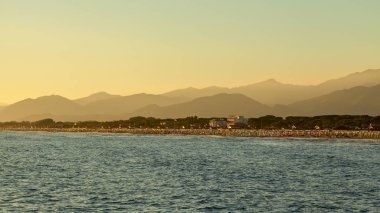 Versilia sahil görünümü günbatımı üzerinde