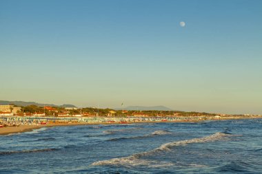 Versilia sahil görünümü günbatımı üzerinde