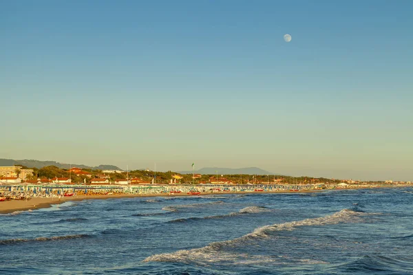 Versilia pobřeží pohled na západ slunce — Stock fotografie