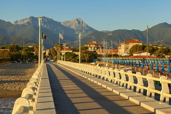 Forte dei marmi pier weergave — Stockfoto