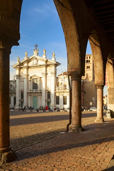 Vista sulla cupola di San Pietro nella città di Mantova — Foto Stock