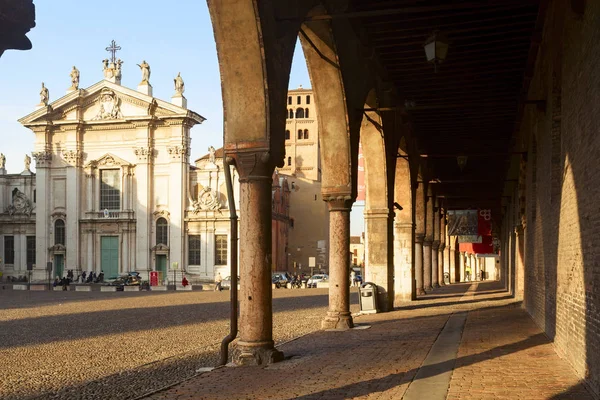 Vista de la cúpula de san Pedro en la ciudad de mantua — Foto de Stock