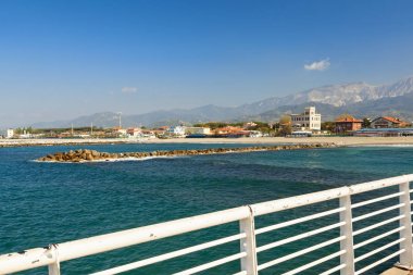 Versilia 'daki marina di sahip rıhtımı manzarası