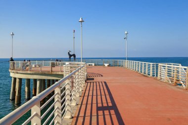 Versilia 'daki marina di sahip rıhtımı manzarası