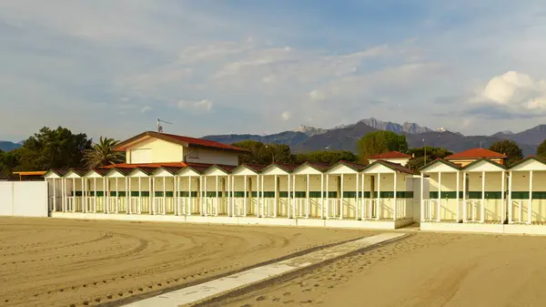 Meerblick auf den versilia Strand bei Sonnenuntergang — Stockfoto