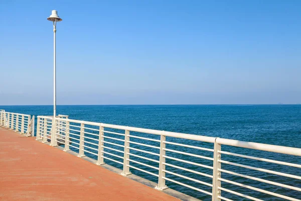 Versilia 'daki marina di sahip rıhtımı manzarası