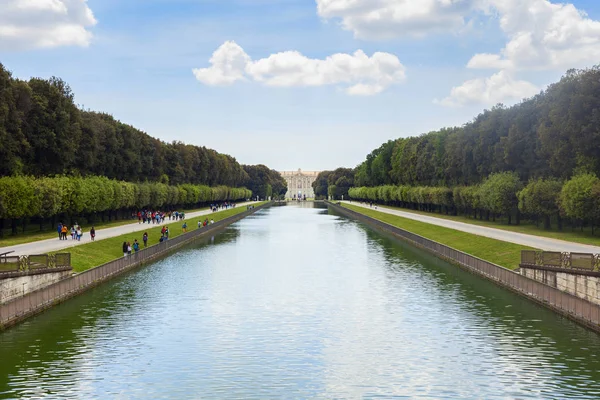 Royal palace garden i city caserta — Stockfoto