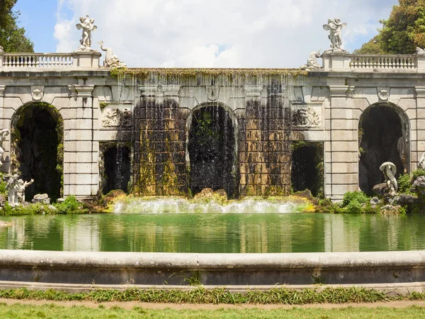 Fonte do jardim no palácio real de Caserta — Fotografia de Stock