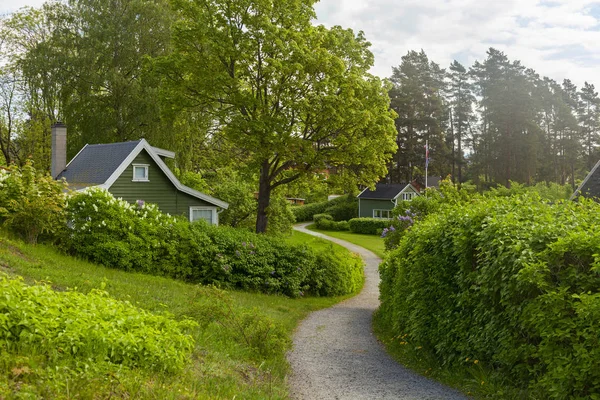 Farbige Häuser mit Blick auf die Insel Lindoya Stockbild