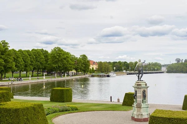 Drottninghlom weergave van het paleis in de stad van Stockholm — Stockfoto