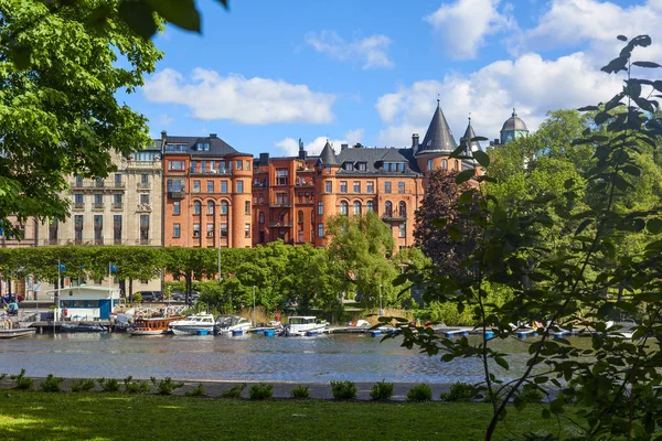 Régi város hotelba nézet Stockholmban — Stock Fotó