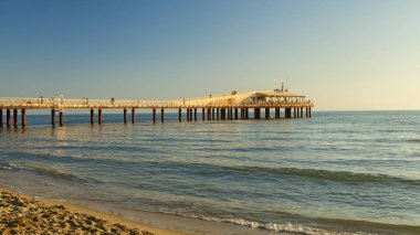 Bir Lido di camaiore pier görünümü günbatımı üzerinde