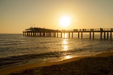 Bir Lido di camaiore pier görünümü günbatımı üzerinde