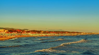 Forte dei Marmi plajındaki güzel gün batımı manzarası