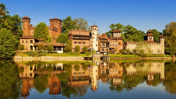 Erstaunliche Mittelalterliche Burg Valentine Park Turin lizenzfreie Stockbilder