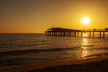 Güzel lido di camaiore rıhtım manzarası gün batımında