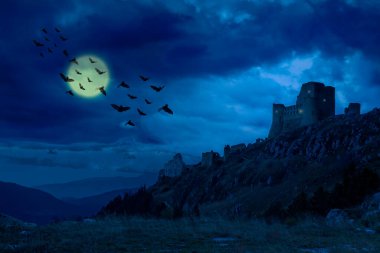 Ay ışığında korkunç ve mistik bir kale manzarası