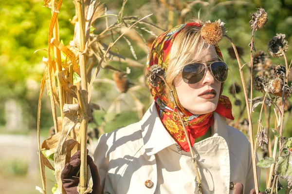 Mujer de belleza de otoño rural en un día soleado de otoño — Foto de Stock