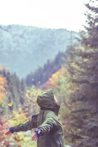 Mulher feliz livre desfrutando da natureza — Fotografia de Stock