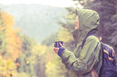 Gezgin İçecek sıcak çay veya kahve ormanında sonbahar