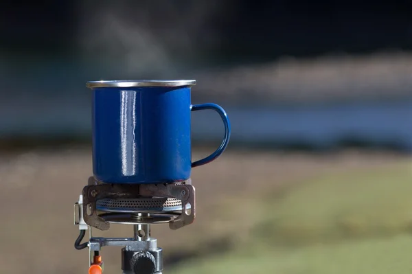 Autunno viaggio sfondo con una tazza di tè su un bruciatore a gas — Foto Stock