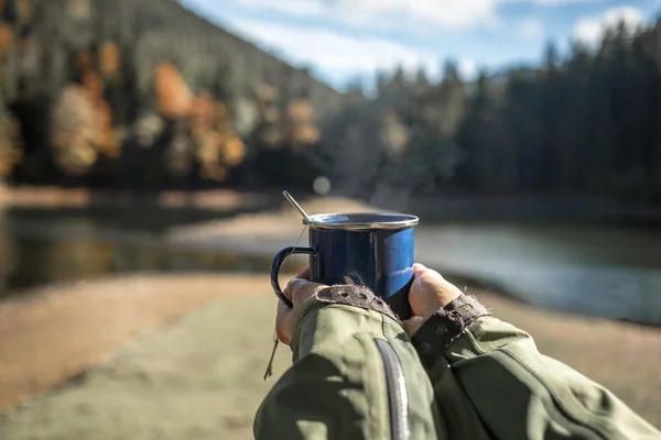 Hot steaming cup of coffee or tea in traveler hands — Φωτογραφία Αρχείου