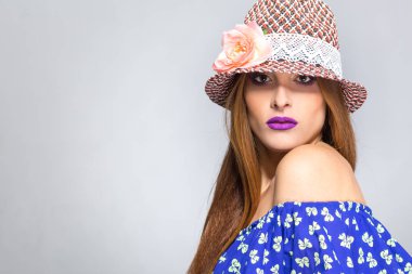 Şapka ve yaz elbiseli güzel gülümseyen kız