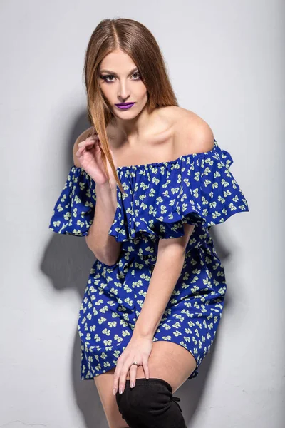 Fashionable young brunette woman posing in studio, looking at camera. Girl with long straight hair — Stock Photo, Image