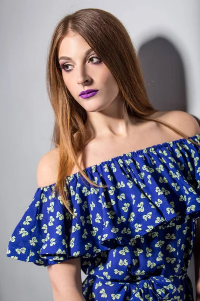 Fashionabla unga brunett kvinna poserar i studio, tittar på kameran — Stockfoto