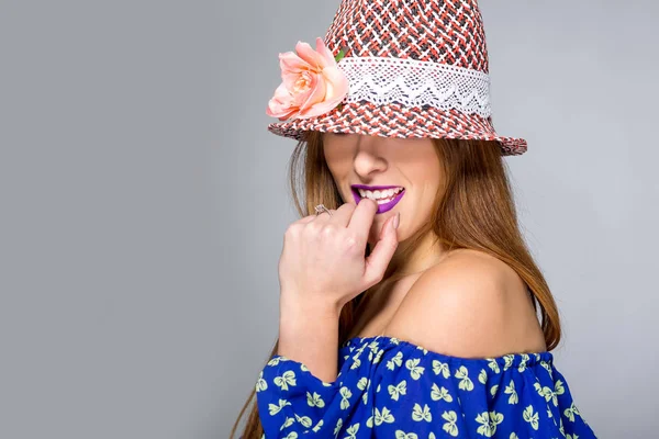Menina sorridente bonita em um chapéu e vestido de verão — Fotografia de Stock