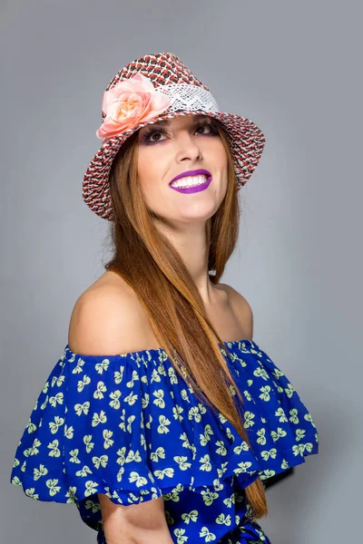 Hermosa chica sonriente en un sombrero y vestido de verano — Foto de Stock