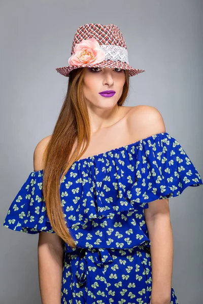 Hermosa chica sonriente en un sombrero y vestido de verano — Foto de Stock