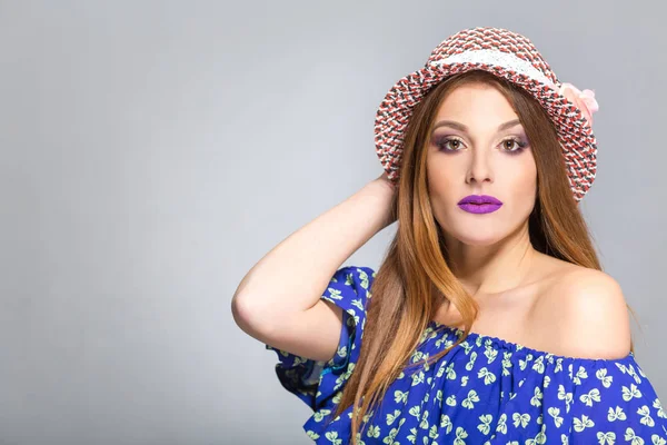 Hermosa chica sonriente en un sombrero y vestido de verano — Foto de Stock