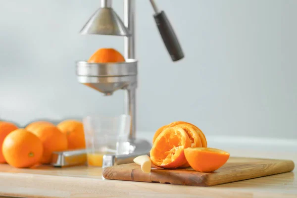 Апельсиновая соковыжималка на кухне — стоковое фото