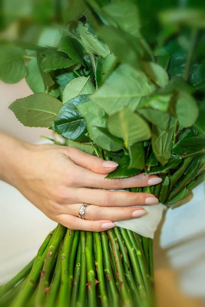 結婚指輪付手 — ストック写真