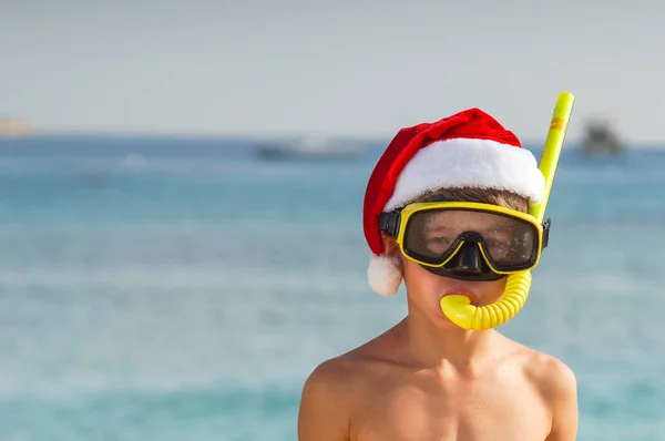 휴가 재미 해변 스노클링 스쿠버 maskand 산타 클로스 모자를 착용 하는 소년 — 스톡 사진
