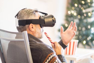 giyen sanal gerçeklik kulaklık evde oturan adam 