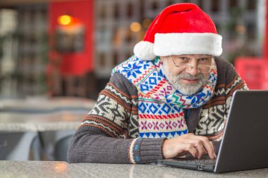 Modern Santa Claus iletişimi için yeni teknoloji kullanarak