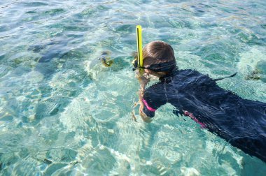 Plaj tatil tatilde eğlenmek şnorkel çocuk