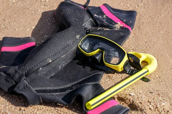 Snorkeluitrusting op een zandstrand buitenshuis — Stockfoto