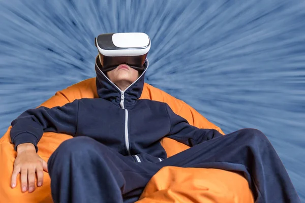 Junge trägt Virtual-Reality-Brille — Stockfoto