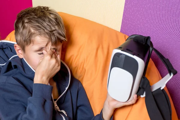 Niño con gafas de realidad virtual en casa — Foto de Stock