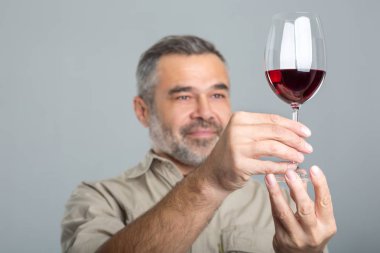 Closeup winemaker incelemek kırmızı şarap cam